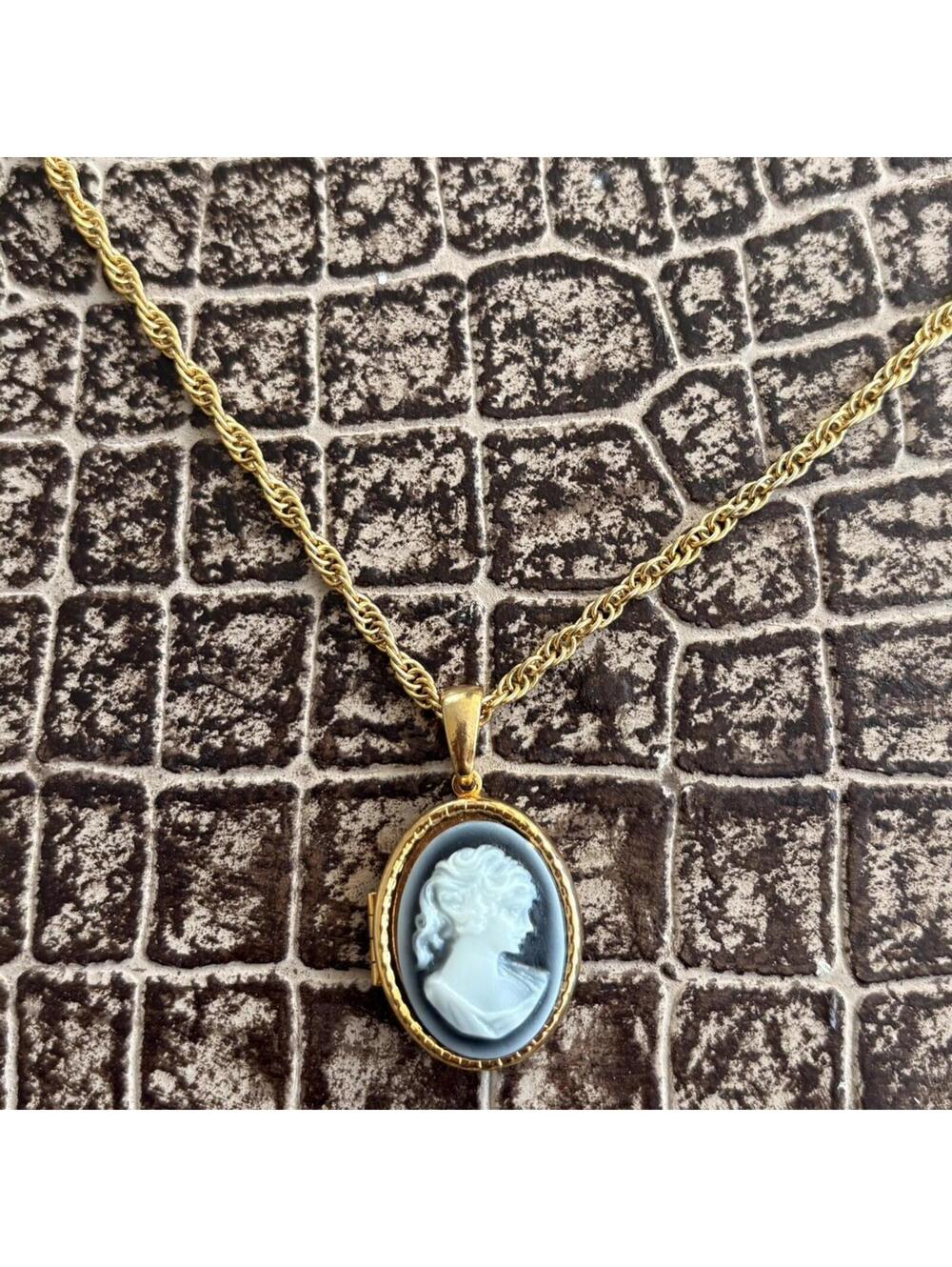 VINTAGE CAMEO LOCKET PENDANT